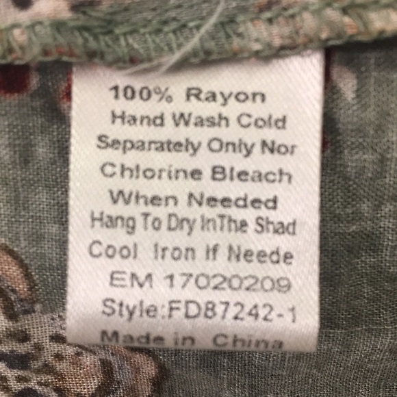 ~3 for $20~ Emberley flutter sleeve floral top - Picture 7 of 7